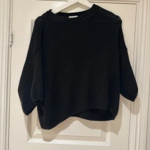 Stickad T-shirt  - Jättefin stickad svart T-shirt, i ett jättemysigt material🥰kan tänka mig att sänka pris vid snabb affär💗
