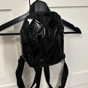 Mini ryggsäck  - Använt några gånger dock inga större brister på ryggsäcken. Den är söt och perfekt för de små eller stora😊 den köptes för 500kr