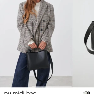 Väska - Nästintill oanvänd jättefin axelremsväska från Gina tricot. Säljer då jag inte får någon användning för den Perfekt till skolan