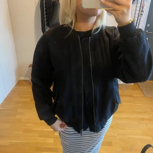 Jeans bomberjacka  - Snygg bomberjacka i jeanstyg