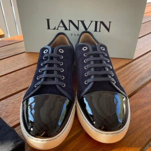 Lanvin skor  - Hej! Säljer nu dessa sprillans nya lanvin skor. Skorna är aldrig använda, skick 10/10. Med skorna medföljer box, dustbag och extra skosnören. Nypris 5299kr.