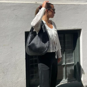 Svart väska designbysi  - Säljer snyggaste svarta väskan från designbysi då jag skulle ha den som skolväska egentligen men nu kan jag inte skicka tillbaka den.