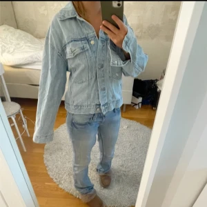 Jättefin jeansjacka  - Säljer min jättefina jeansjacka fån zara! 
