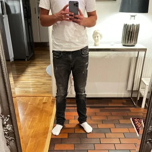 Replay jeans - Säljer ett par Replay jeans. Dom är sparsamt använda och har inga defekter eller liknande… helt fel fria! 