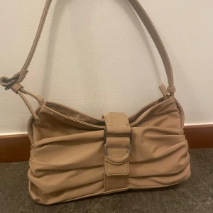 Biege zara väska - Säljer denna biega zara väska, använd några gånger. Jätte fint skick