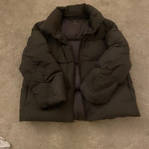 Dunjacka - Säljer denna jacka från uniqlo perfekt t hösten jätte snygg fassform! Storlek S färgen är mörk grå! Nypris 2200 säljer för 1000!