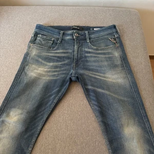 Replay jeans - Ett par väldigt sköna och fina jeans nästan aldrig använda och i ny skick. Ny pris 2000kr