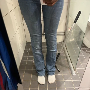 Bootcut jeans - Säljer dessa blåa utsvängda/bootcut jeansen från Zara i stl 32. Jeansen har några defekter som ni ser på bild 4 o 5.