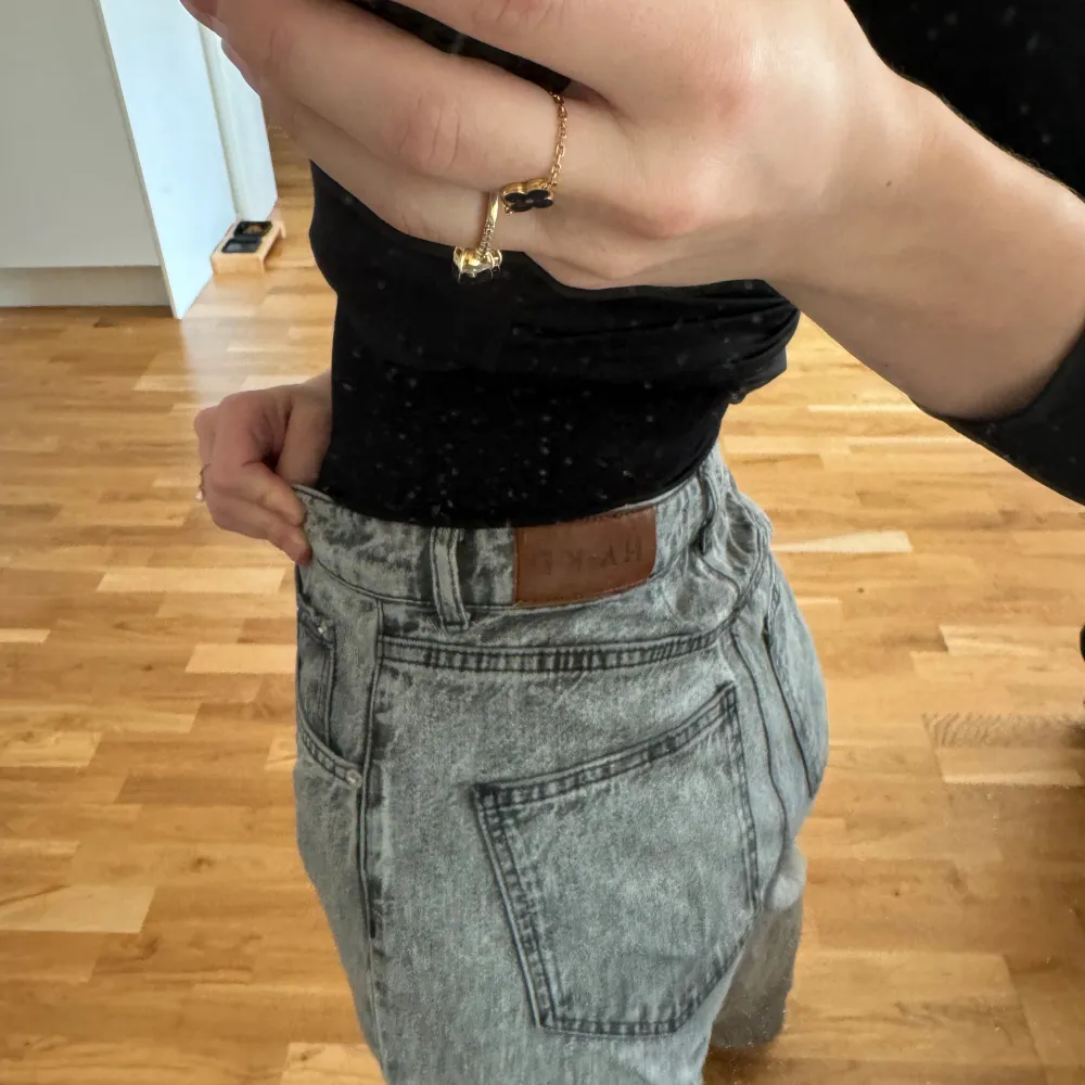 Säljer ett par snygga grå jeans med hög midja. De har en avslappnad passform och är i en trendig wide stil. Perfekta för både vardag och fest! 🖤. Jeans & Byxor.