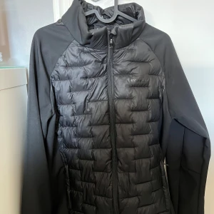 Everest jacka - Everest jacka i användt skick, med en liten rispa längst ner. 