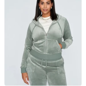 Juicy conture set  - Juicy conture set, Storlek S. Tröja och byxor som är i fint skick. Köpta för 1300kr&1200kr säljer båda för 750kr. (Lånad bild från hemsidan. 