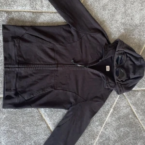 C.P Company Zip up - En huvtröja med dragkedja från C.P Company, lik stone island. Väldigt stillig tröja som säljs till bra pris. Såklart älta och köptes för ca 3000 kronor men säljs för endast 1499 kronor. Välkommen att komma på egna prisförslag. Storlek L men passar M