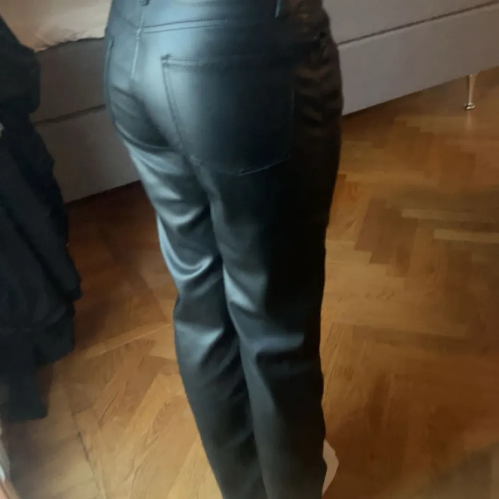 Använda 1 gång💋supersnygga lågmidjade skinnbyxor.. Farkut & Housut.