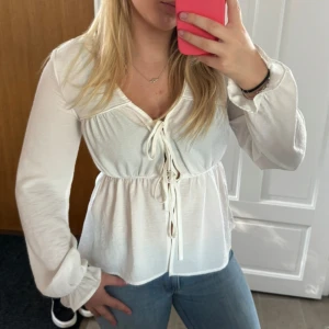 Vit knytblus - Säljer denna superfina vita knytblus köpt i våras. Kommer från märket Aware och är i strl xs, men passar mig som bär s/m. Skriv för frågor💗