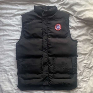 Canada Goose väst - bra skick och Kan skicka mer bilder om de behövs 