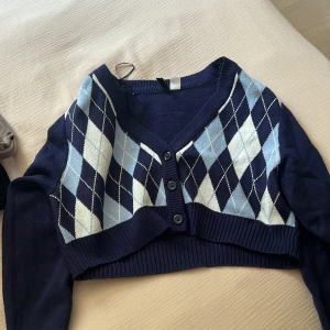 HM cardigan - Säljer en fin HM cardigan som jag köpte för några år sedan, bra skick! 