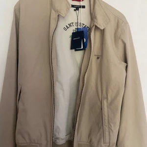 Helt ny GANT jacka - Helt ny, perfekt för hösten För frågor skriv till mig Pris går att diskutera  