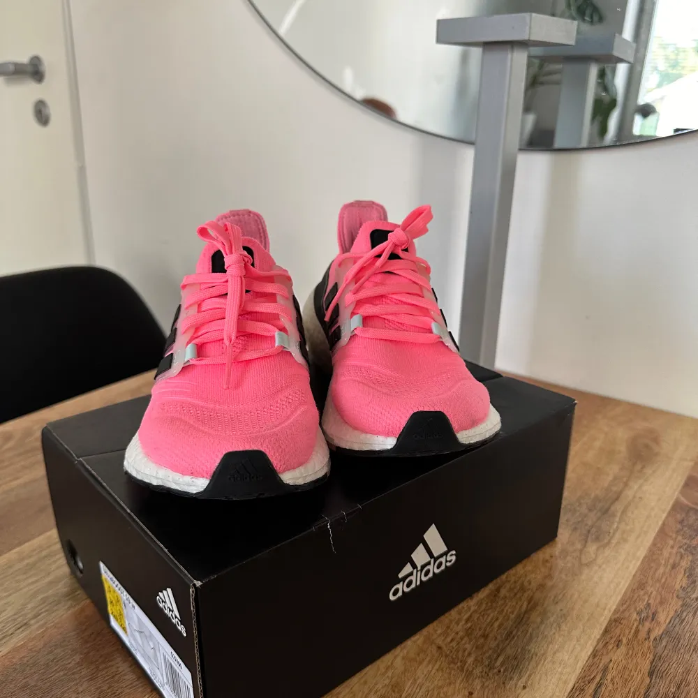 Snygga rosa löparskor som även kan användas som sneakers på grund av den fina färg. Knappast använt Stl 36 Ny pris ca 1800 - 2000kr. Skor.