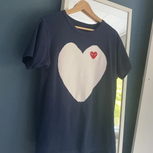 Cdg t shirt  - Säljer min cdg t shirt!