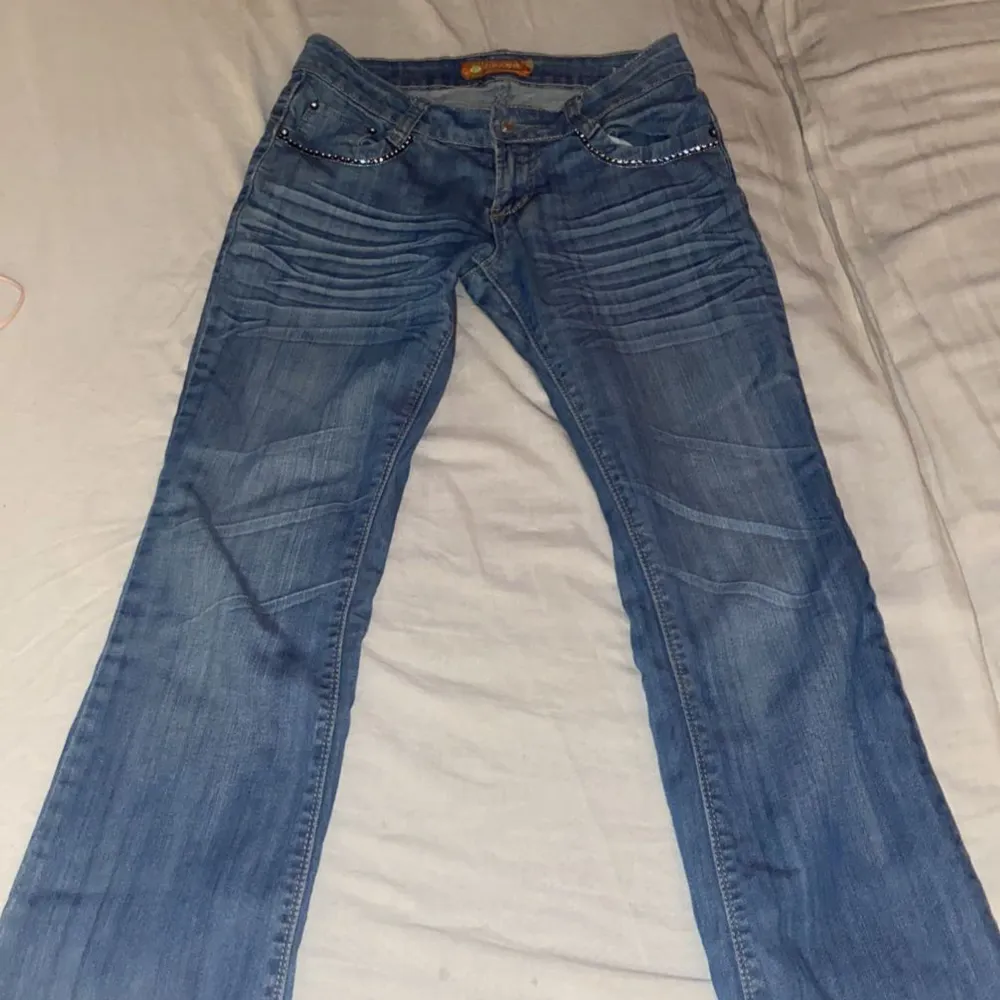 Hej säljer mina favorit jeans i storlek S, midjemått cirka 37-38 innerbenet 78 och hela längden 103. Finns små direkten så vid intresse hör av er för mer bilder💕Vid snabb affär kan jag gå ner i pris. Jeans & Byxor.