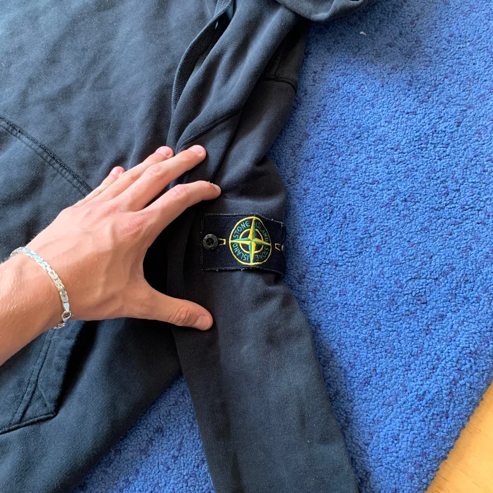 En jättefin Stone Island hoodie i otroligt bra skick. Säljer för att den knappt kom till användning för mig efter att jag fått den i present. Nypris ligger runt 3000-3500kr. Intresserad?. Hoodies.