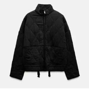 Zara jacka - Fin jacka från Zara. Den är i fint skick men är ganska nopprig därav det billiga priset💕