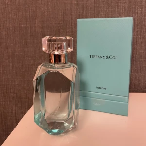 Tiffany and Co intense - Helt ny! Sprayade en gång och tycker att det inte passar mig Fick den i födelsedagspresent🌸