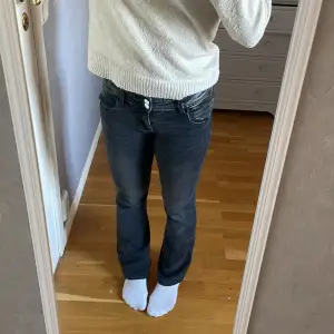 Svarta låg midjade jeans från Gina yonug, bra skick förutom att dom är lite uppsydda 💕