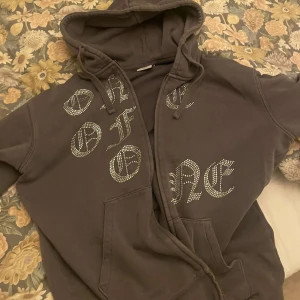One of one hoodie  - Säljer min one of one hoodie som jag slutat använda då jag tröttnat på den. Saknas ett par pärlor men inget som märks av så mycket.