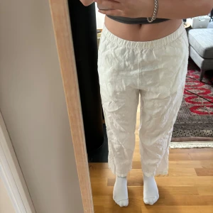 Linnebyxor weekday - Säljer dessa linnebyxor från weekday då dem är för korta för mig. Jag är 170cm lång och skulle säga att dem passar 165 och under. Dem är i bra skick och inte genomskinliga! (Nypris 500kr)