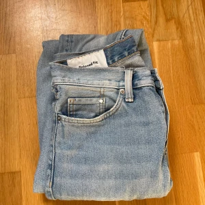 Ljusblå Jeans - Tja! Säljer dessa ljus blå HM jeansen i modellen Relaxed fit efter som de inte kommer till användning längre. Strlk=29/32 Mycket bra skick