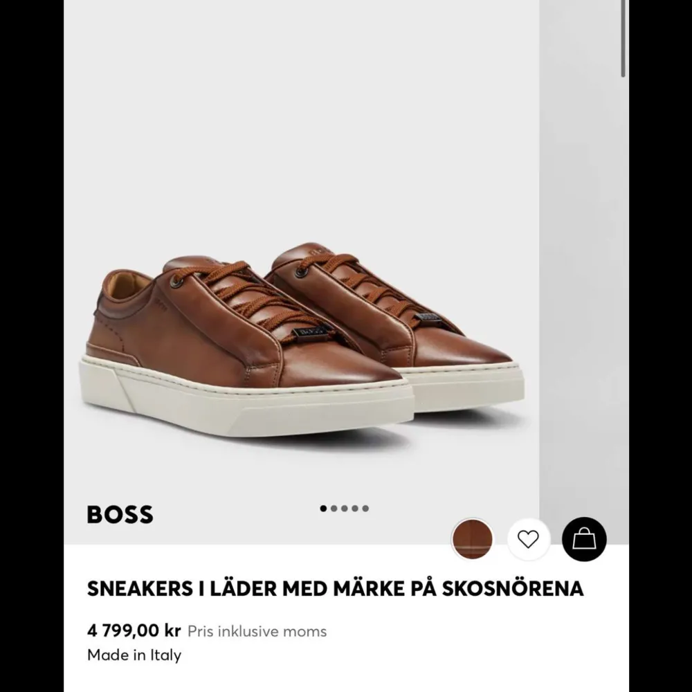 Säljer ett par snygga bruna sneakers från Boss i skinn. De har en stilren design med snörning och en vit sula som ger en fräsch kontrast. Storlek 44, mildt använda och i mycket välomhändertaget skick! Nypris: 4799, mitt pris är öppen till förhandling!. Skor.