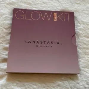 Säljer en superfin Glow Kit i nyansen Sugar från Anastasia Beverly Hills. Den innehåller fyra olika highlighters: Marshmallow, Gumdrop, Butterscotch och Starburst. Perfekt för att få den där extra glowen till både vardag och fest! Paletten har en snygg design med en gradient i rosa och lila på utsidan.