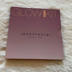 Glow Kit Sugar från Anastasia Beverly Hills - Säljer en superfin Glow Kit i nyansen Sugar från Anastasia Beverly Hills. Den innehåller fyra olika highlighters: Marshmallow, Gumdrop, Butterscotch och Starburst. Perfekt för att få den där extra glowen till både vardag och fest! Paletten har en snygg design med en gradient i rosa och lila på utsidan.