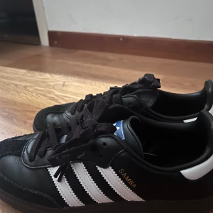 ADIDAS SAMBA - Säljer mina Samba skor som är helt fina. Har använts 2-4 gånger. Köpte dem på Zalando, använda de inte så länge men de är riktigt fina och passar bra till hösten.