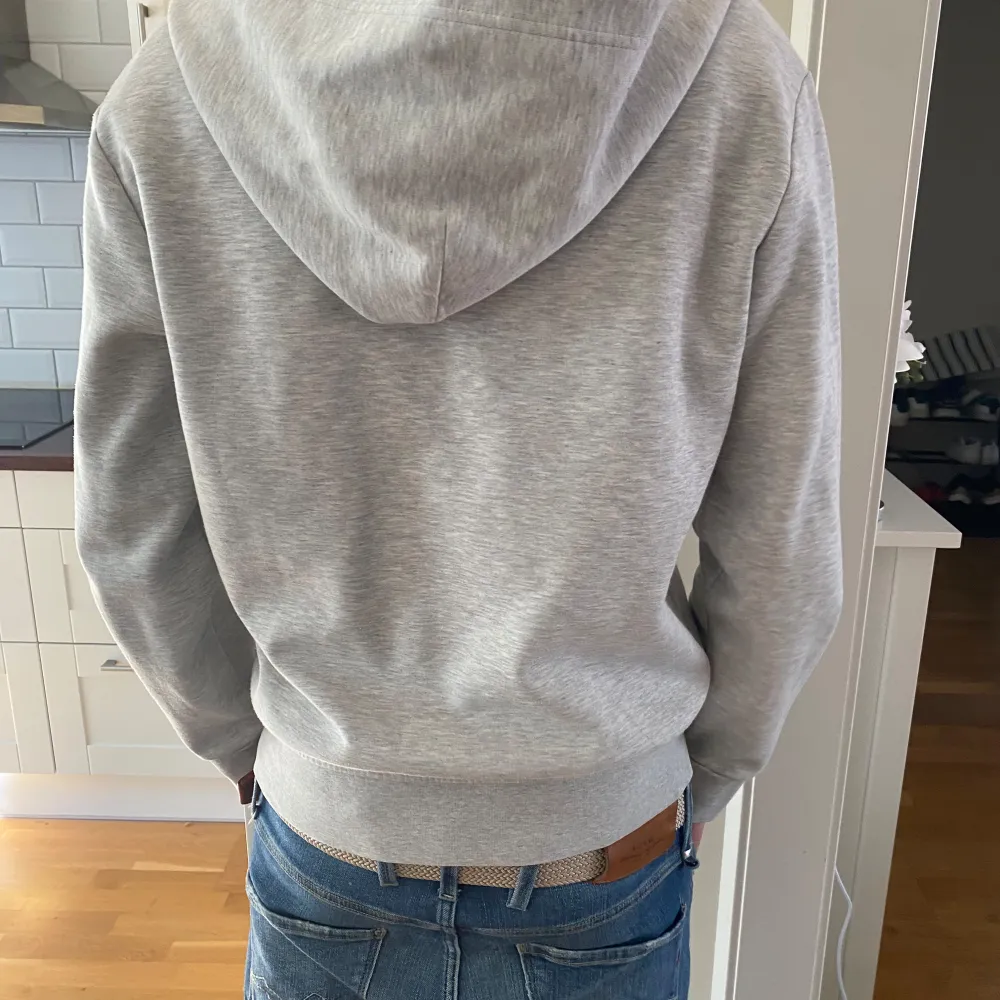  Polo Ralph Louren zip hoodie. Säljer för att den är för liten. Jätte bra skick 8/10 pris kan förhandlas vid snabb affär . Hoodies.