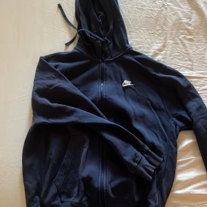Nike hoodie - Mörkblå nike hoodie i storlek M, passar M/L