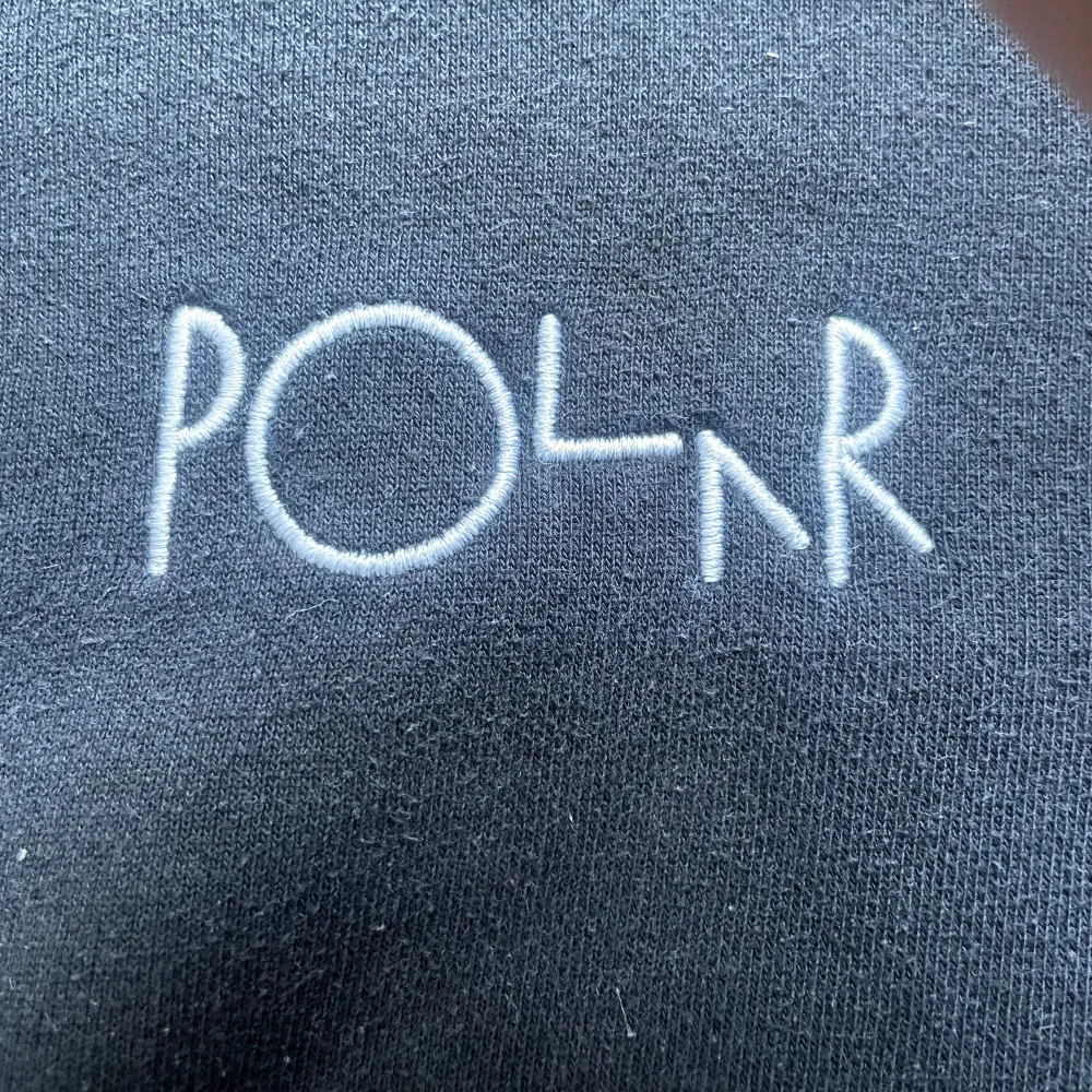 Polar hoodie i bra skick och storlek xs. Om ni har frågor är det bara att kontakta mig.. Hoodies.