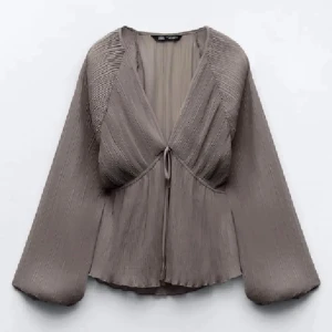 zara blus - Otroligt fin zara blus i en grå/brun färg. Populär och svår att få tag i då den inte sälja inte längre. Storlek m men mer som s/m. Har tyvärr bara blivit använd 1 gång🩷