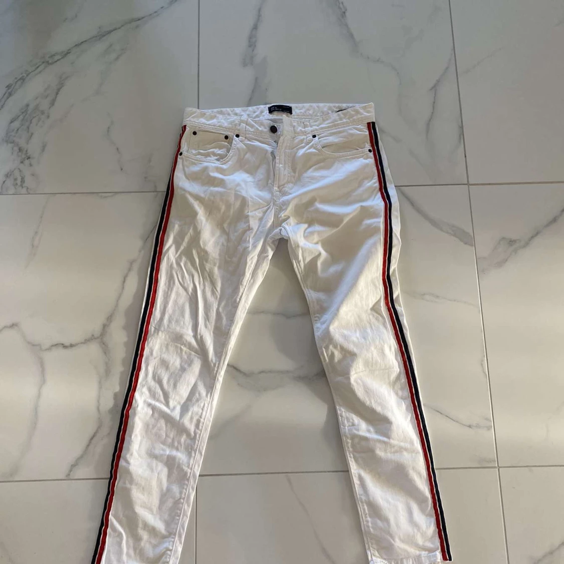Vita byxor med ränder från Zara