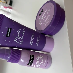 Mystic Wonder Body Care Set från Sence - Upptäck Mystic Wonder Body Care Set från Sence! Setet innehåller en exfolierande body peeling och en body butter, båda i en härlig lila förpackning. Peelingen är perfekt för att fräscha upp huden och body buttern ger en mjuk och återfuktad känsla. Dessutom ingår en body mist med en fräsch doft. Perfekt för en lyxig hemmaspa-upplevelse!