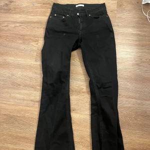 Jeans - Fina svarta jeans från gina! De är använda ca 2 gånger 💓 