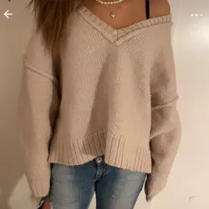 Snygg stickad beige höst tröja fint skick  Oversized passform så passar S-L beroende hur man vill att den ska sitta. (Första bilden är lånad)