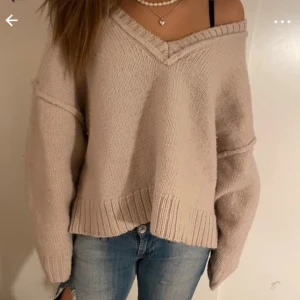Stickad tröja weekday - Snygg stickad beige höst tröja fint skick  Oversized passform så passar S-L beroende hur man vill att den ska sitta. (Första bilden är lånad)