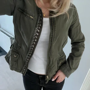 Vårjacka - Militärgrön tunn jacka med jättesnygga detaljer💚 