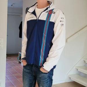 Martini Racing jacka - Extremt fet och eftertraktad Williams Martini racing jacka/windbreaker. Modellen är 185, storlek XL.