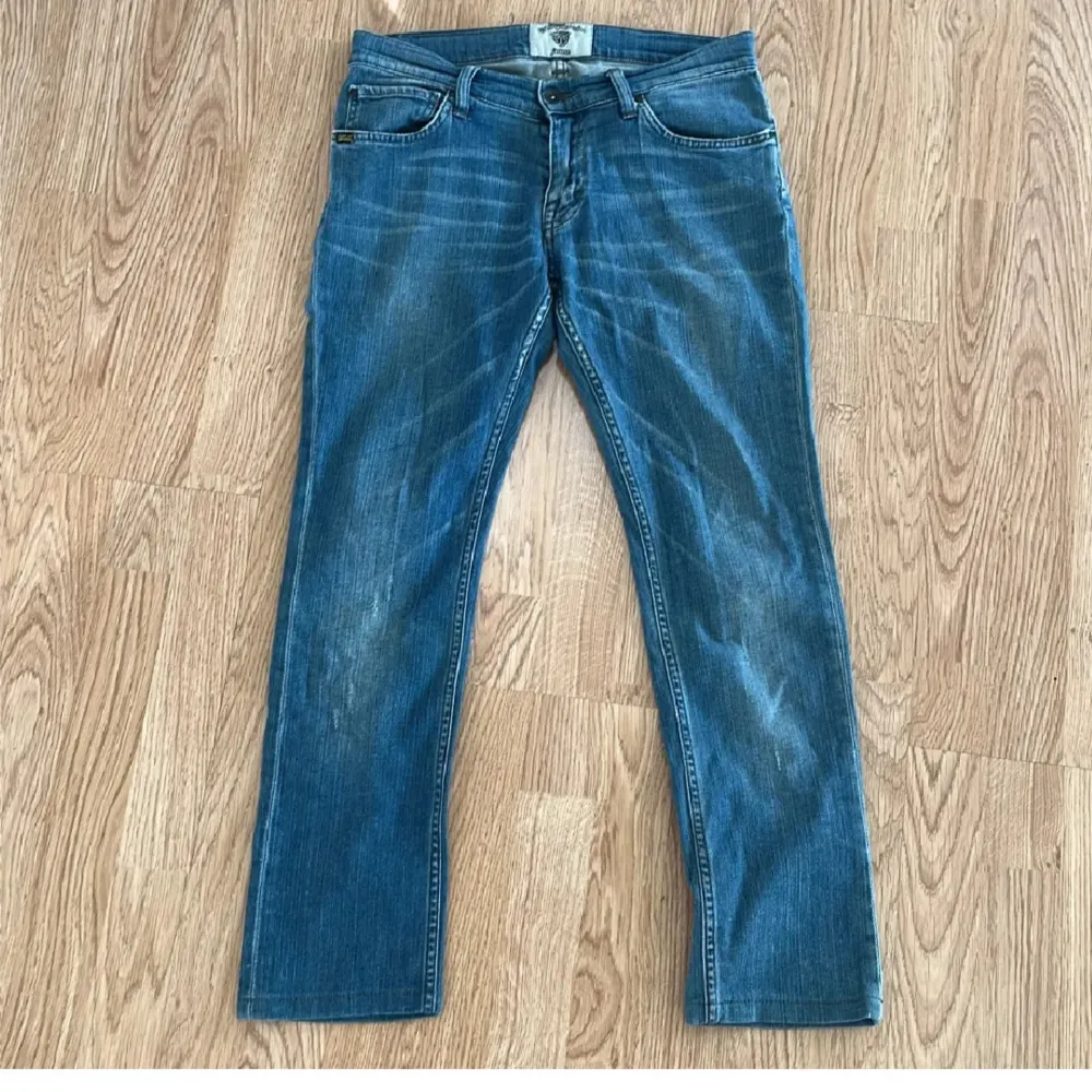 Säljer ett par feta jeans från tiger o sweden då dom är lite små strl W28 L32. Jeans & Byxor.