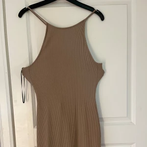 Fin klänning  - Fin brun klänning med öppen rygg och knytning💗 priset är inte skrivet i Sten. Skriv om ni vill ha mera bilder🫶