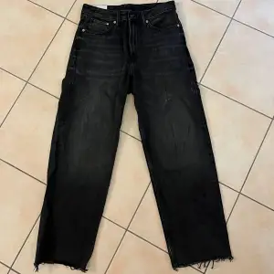 Svarta jeans från HM. Loose modell i storlek 29/32. Avklippta längst ner från förra ägaren. Säljs för att de inte kommer till användning. Köp sker via ”köp nu” funktionen :) 