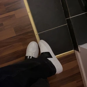 Valentino Garvani Skor - Säljer mina valentino skor som nästan är helt nya, använda 2 gånger ute. Box och tillbehör medföljes! Skick 9/10  Pris kan diskuteras vid snabb affär🤝  